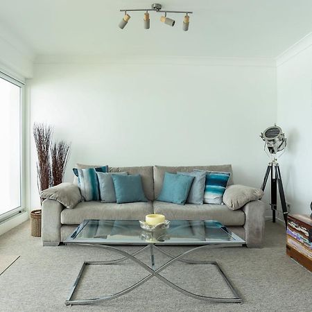Tides - Beach Front Apartment In Bracklesham Bay شيشستر المظهر الخارجي الصورة