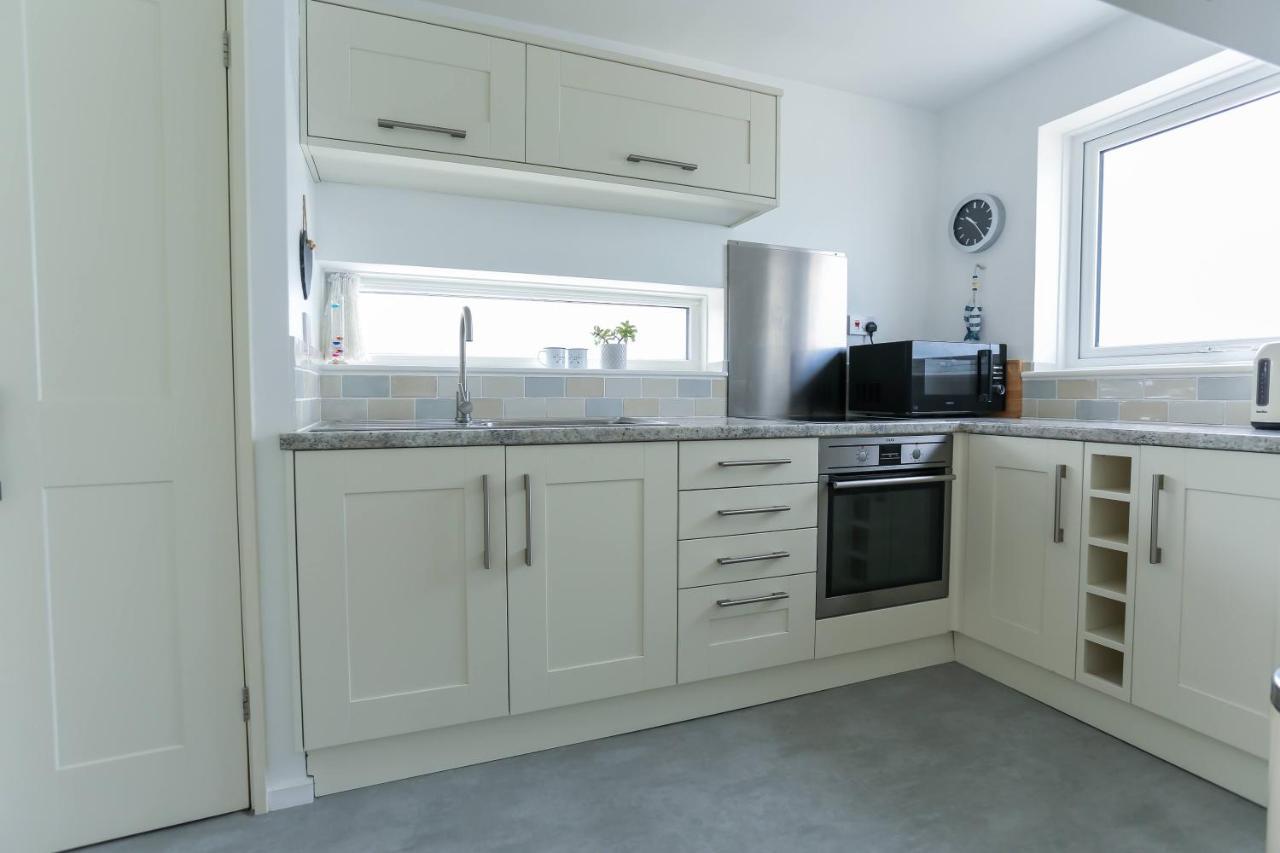 Tides - Beach Front Apartment In Bracklesham Bay شيشستر المظهر الخارجي الصورة