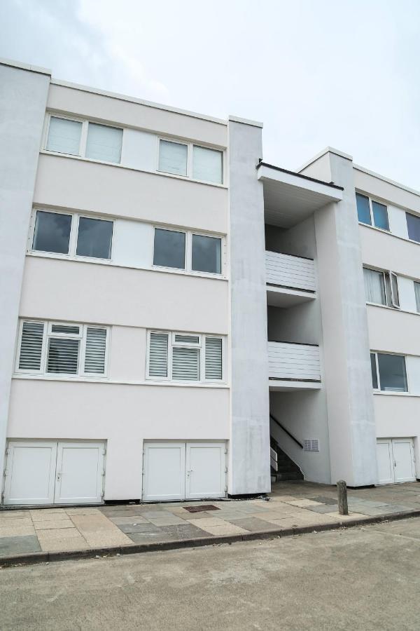 Tides - Beach Front Apartment In Bracklesham Bay شيشستر المظهر الخارجي الصورة
